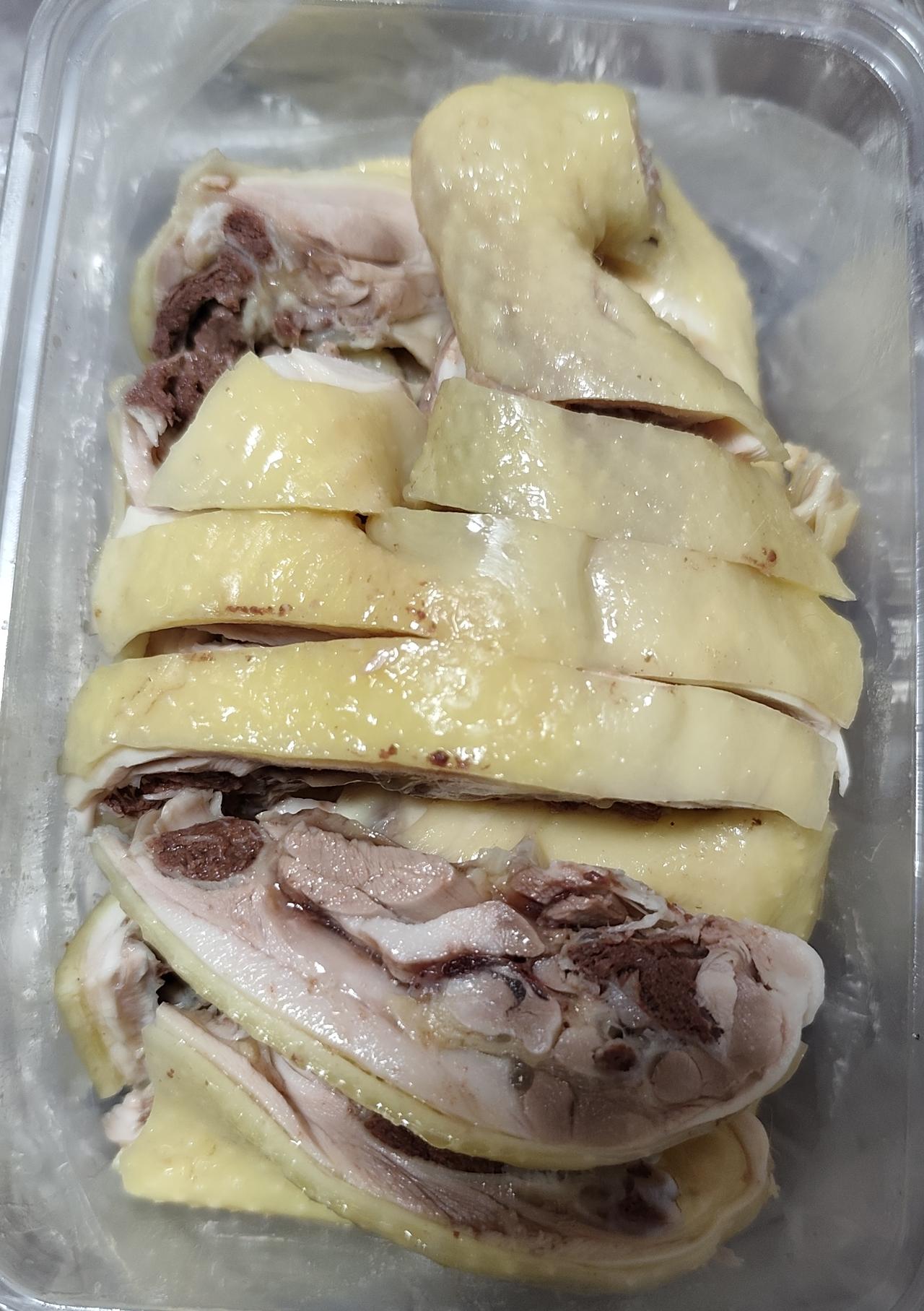 一盒半只白切鸡，一盒半只豉油鸡，最后还是剩下了鸡胸肉！为什么呢？因为多数人都不喜