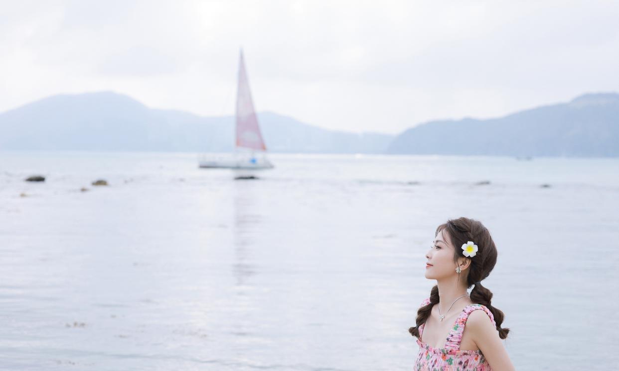 白鹿碎花吊带甜美可人，美得让人心都化啦！