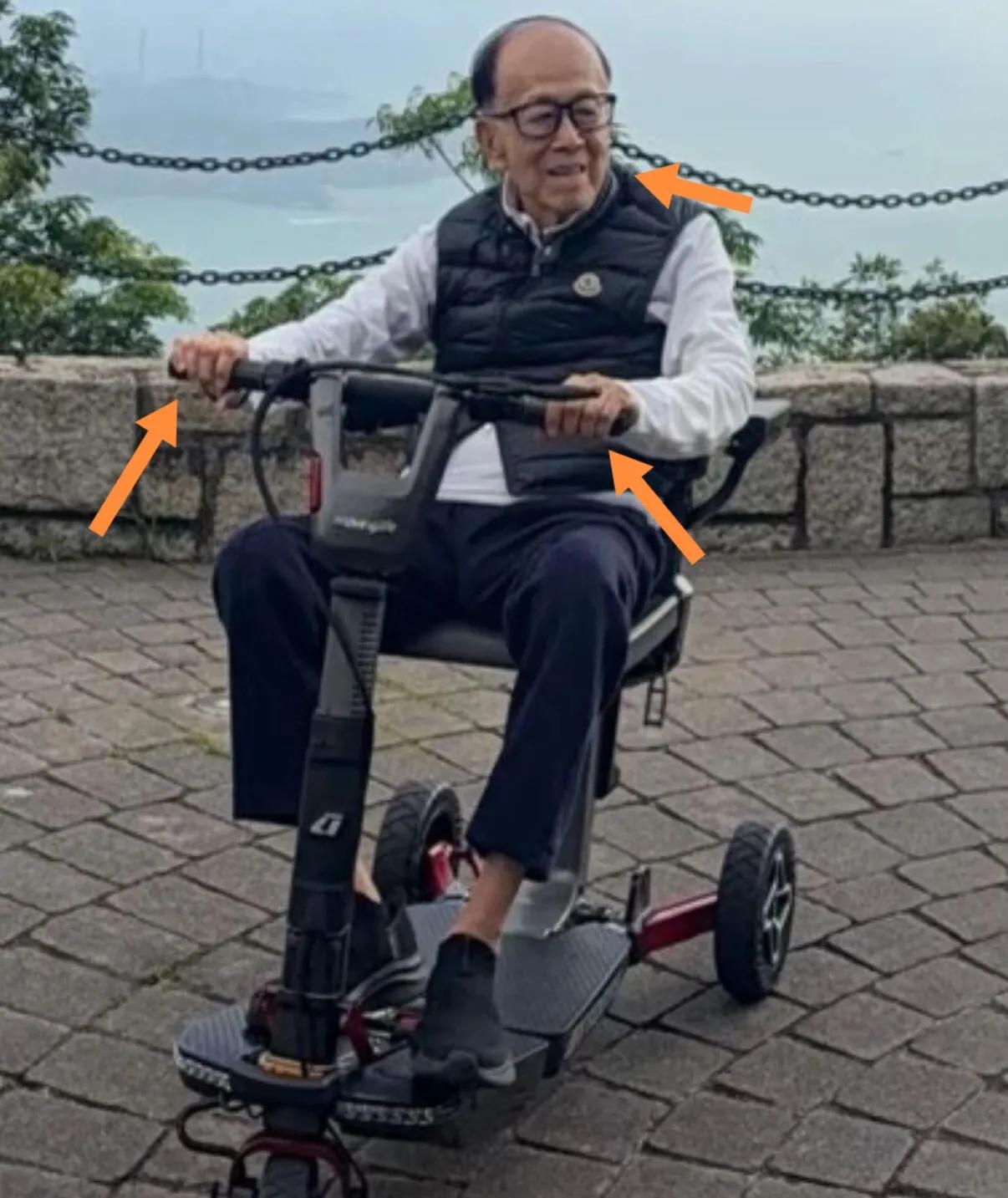 79岁李嘉诚一脸笑容在香港太平山顶骑电动代步车。
