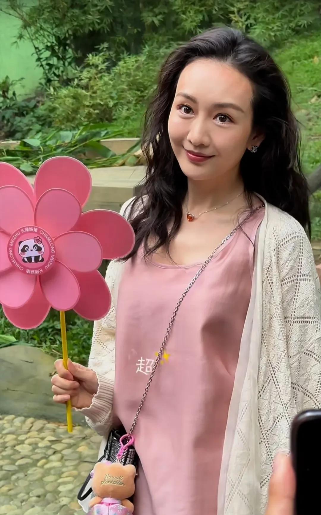 王鸥这脸咋变这样了？长隆遇见王鸥，“姨味”好重！久未拍戏的王鸥现身长隆，一头