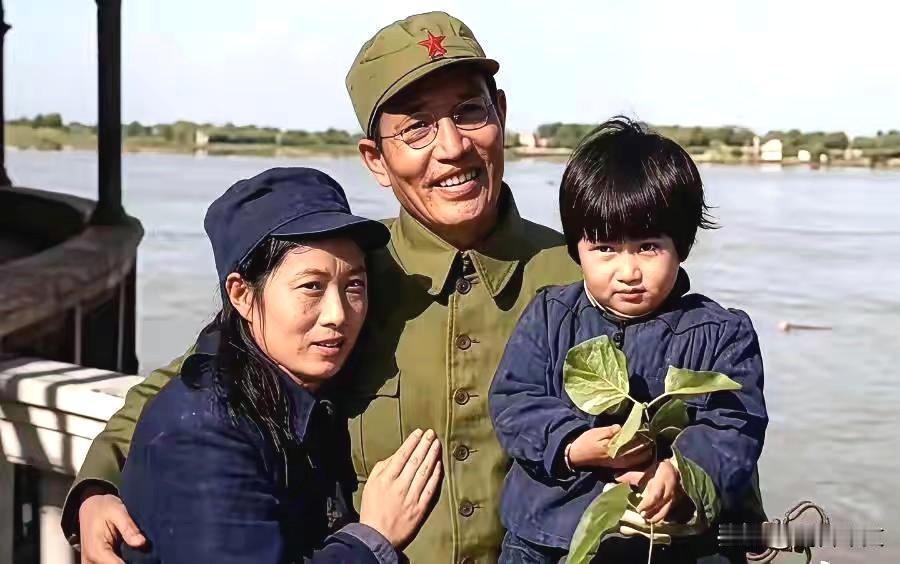 炮兵奠基人朱瑞将军与家人拍下阖家合影。镜头下的朱瑞面容坚毅英武，眼神坚定有光；身