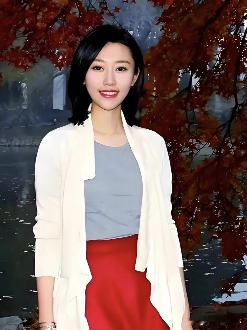 王音琪以端庄清秀的形象和沉稳大气的播报风格，展现了央视新生代的专业底蕴，是兼具才