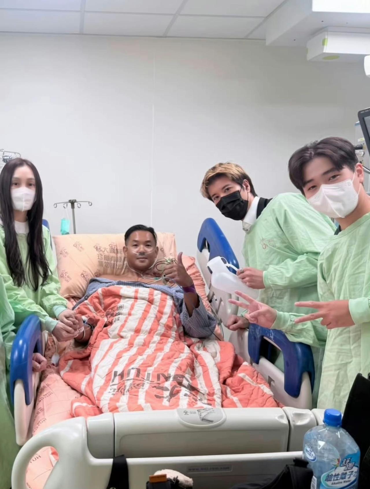 黑人真的这么黑吗？王力宏手里拿的好眼熟