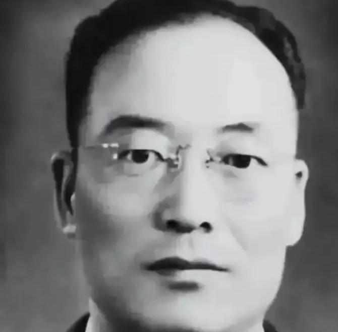 1960年，开国上将李克农来到老战友韩练成家做客。当目光不经意间掠过韩练成妻子汪