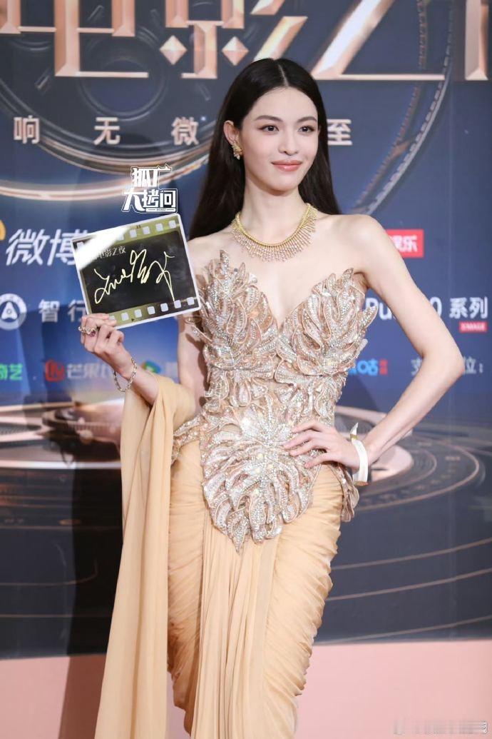 钟楚曦惊艳亮相ZuhairMurad2025春夏高定秀，该品牌以其奢华设计和