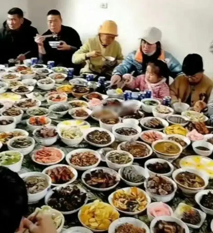 中国人家宴(左)和韩国人家宴(右)，你能发现最大的不同吗？.