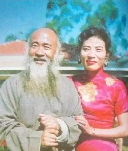 1947年，徐雯波嫁给了48岁的张大千。新婚夜，徐雯波红着脸叫了声：“伯伯！”张
