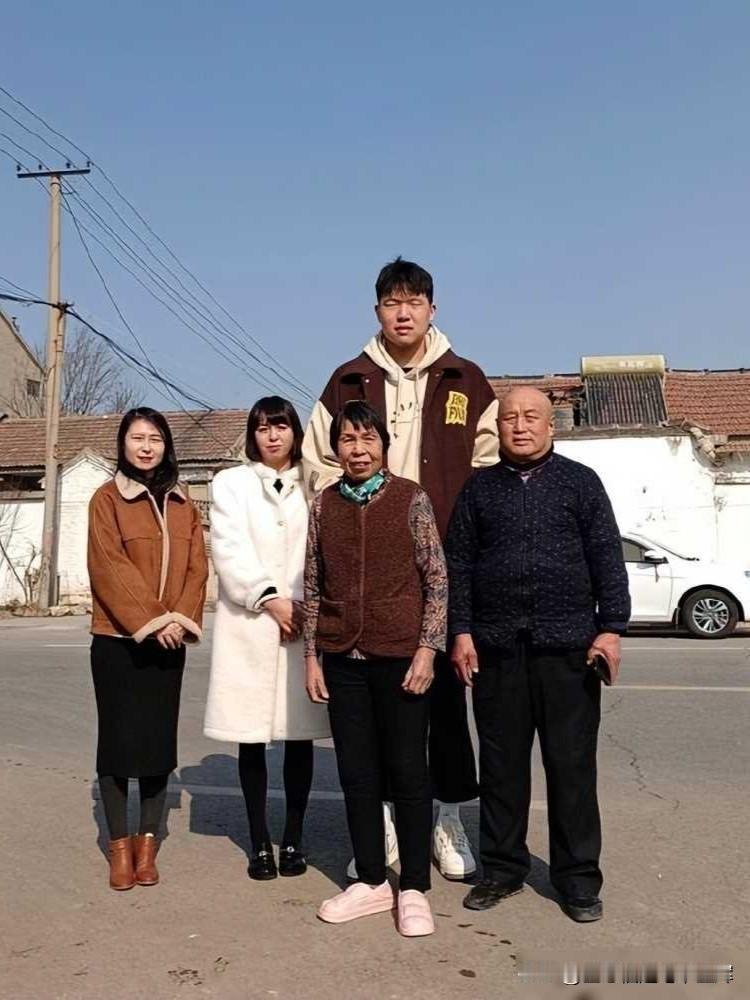 这张杨瀚森老家的全家福，能看出爷爷奶奶骨架高大，遗传基因十分强大。杨瀚森爷