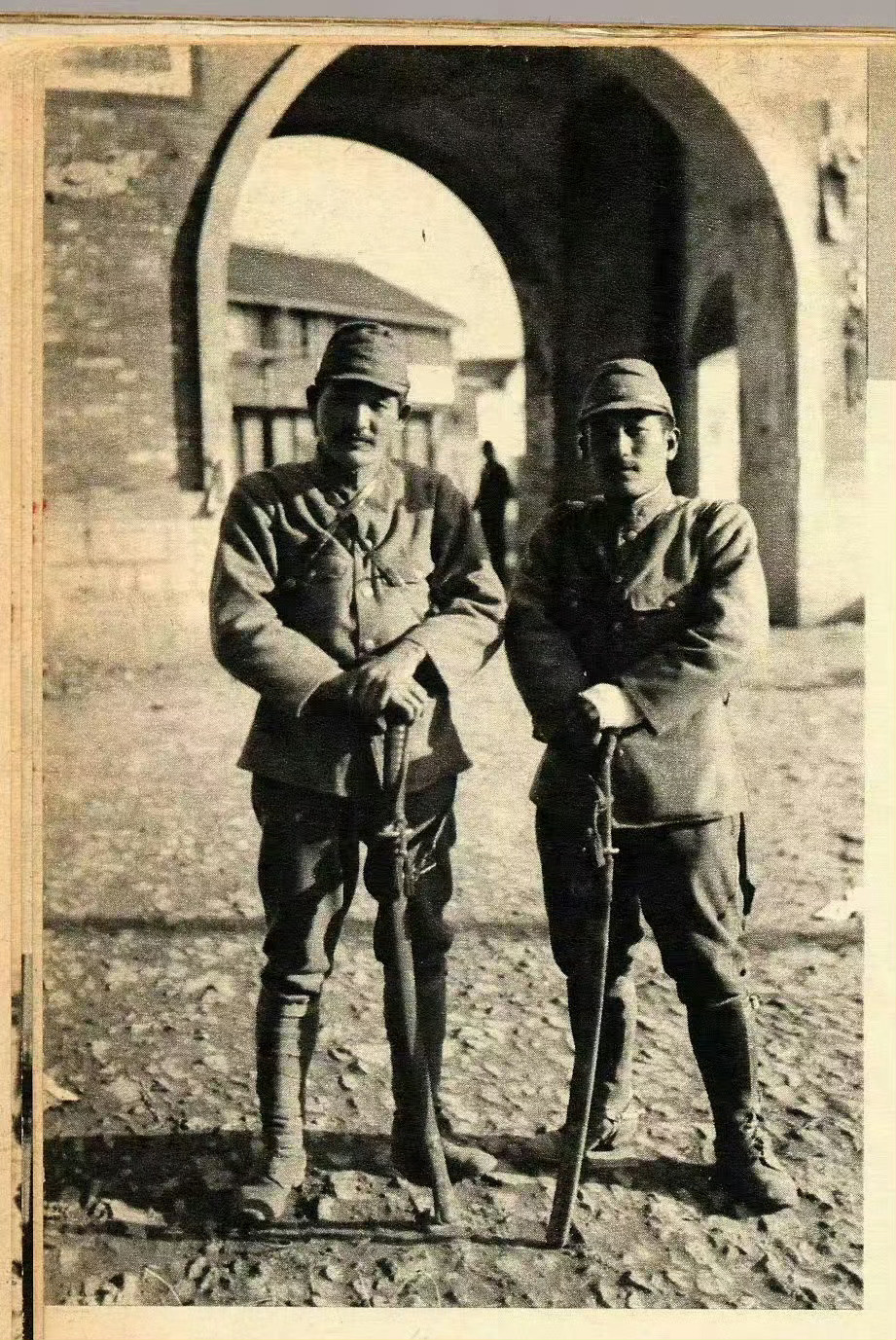 1937年11月30日，《东京日日新闻》以“百人斩竞赛！两少尉已超过80人”为题