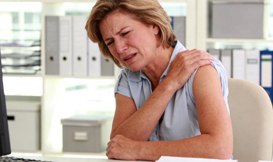 肩膀痛不是小事，别以为忍忍就好，拖成肩周炎后悔都晚了很多人都有过肩膀痛的经历