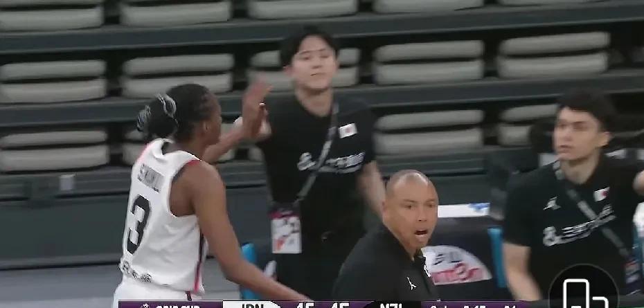 今天晚上7:30中国女篮对日本女篮的亚洲杯半决赛一触即发。央视五台选择直播。亚洲