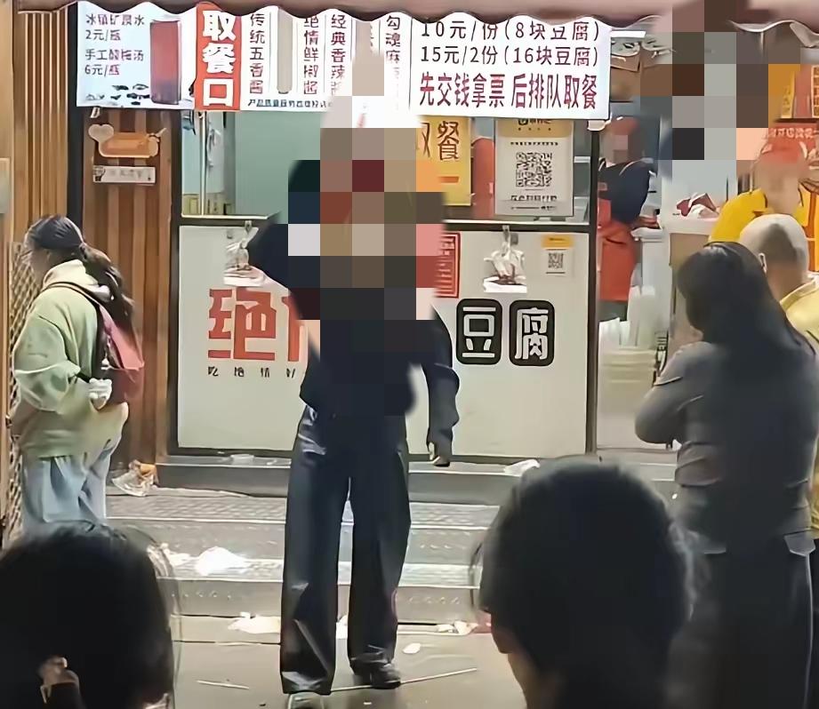 周扒皮见了都得服！济南这臭豆腐店老板也太冷血了。女儿大年初五要回杭州上班