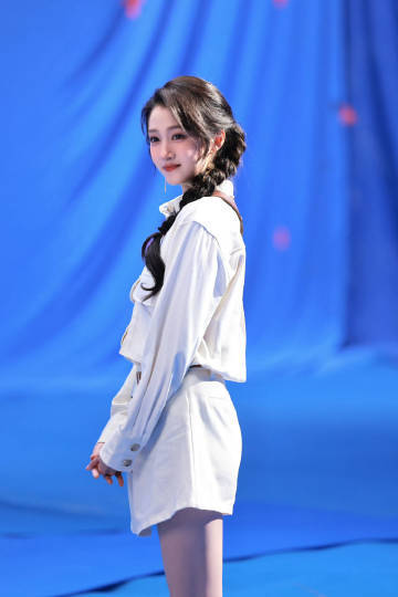 关晓彤雀斑妆好美关晓彤单边侧麻花辫​​​关晓彤雀斑妆好美​​​