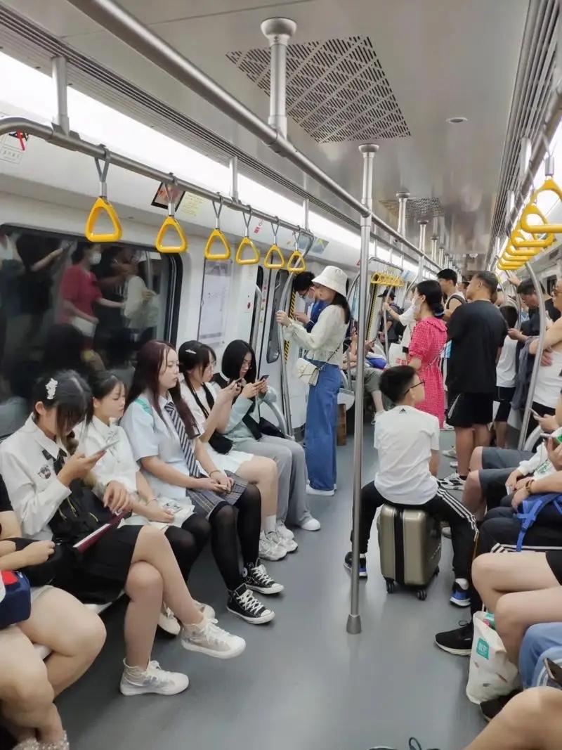 在地铁上，要是有个女的突然冲你喊，说你偷拍她，还非要查你手机相册——这时候你咋办