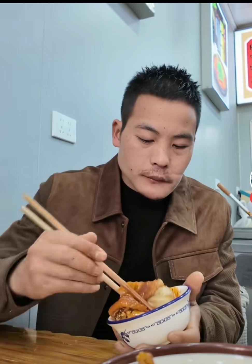 刀疤哥现在的快乐，你不懂。曾梦想有个房子，可以装得下一个家，后来老婆跑路了，打