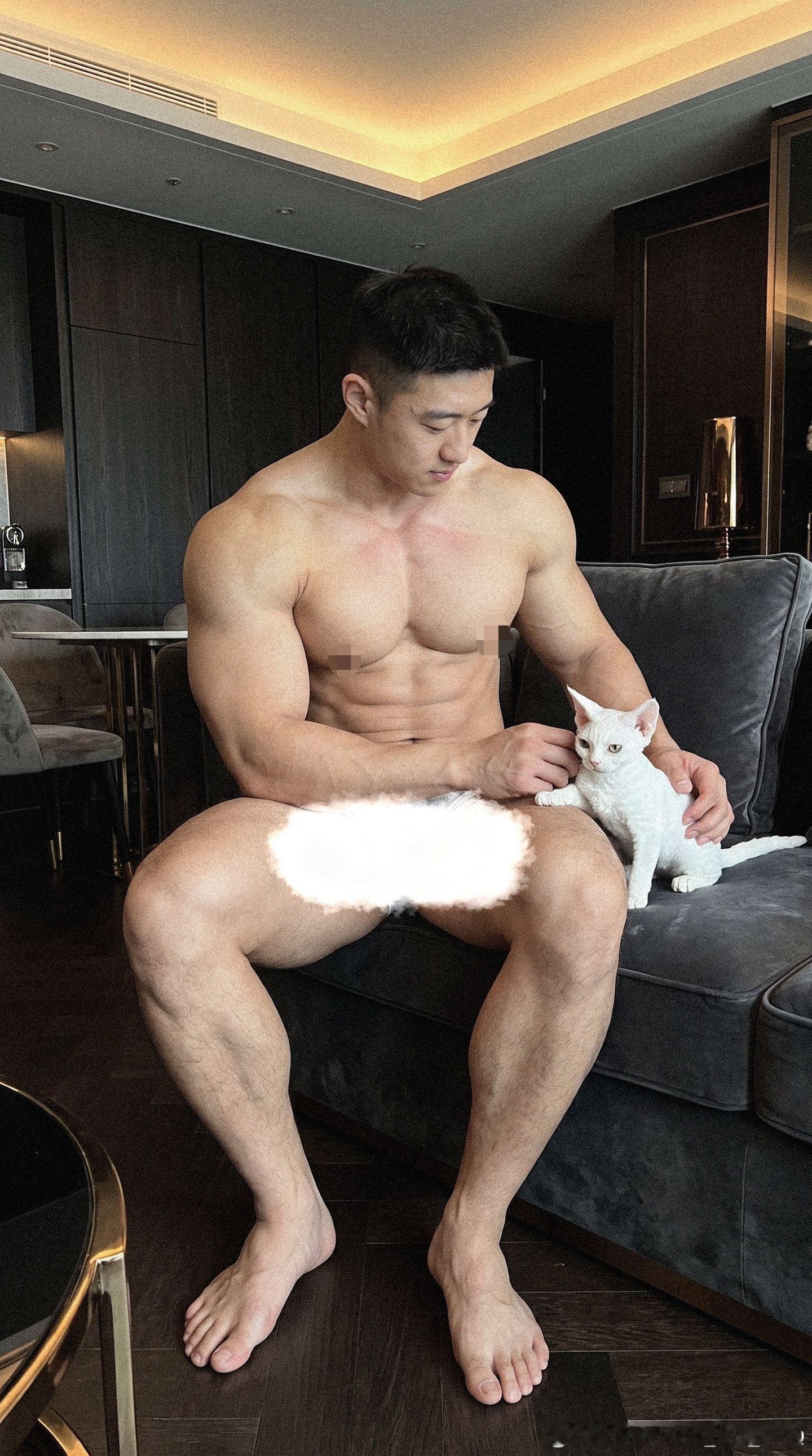 芭比Q下班回到家又在进行1️⃣下什么保咪行动惹～这素尊嘟假嘟惹hoe～[捂眼睛][污