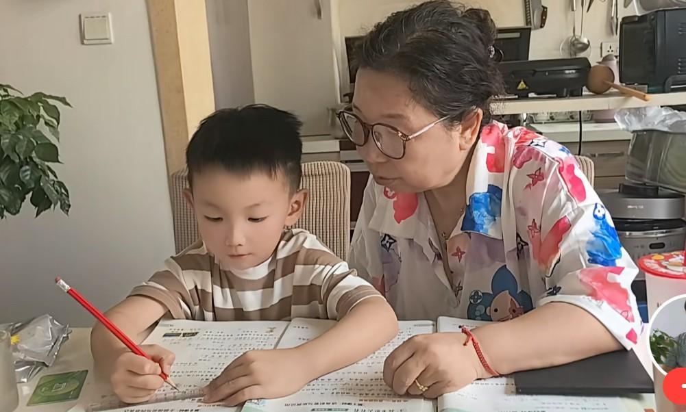 杜新枝的小心思跟田静都是半斤八两，看看老杜频频晒自己笑容满面的照片，还用大拇指暗