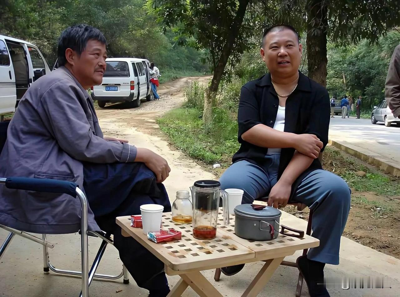 今天刷到一张老照片，那可太有年代感了！照片里是赵本山和郭德纲，正坐在一块儿喝茶唠