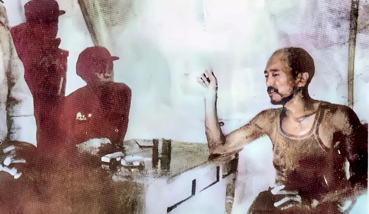 这是1953年，被俘的吴成德被遣返回国后，正在向组织汇报情况，他身上穿着破烂的背