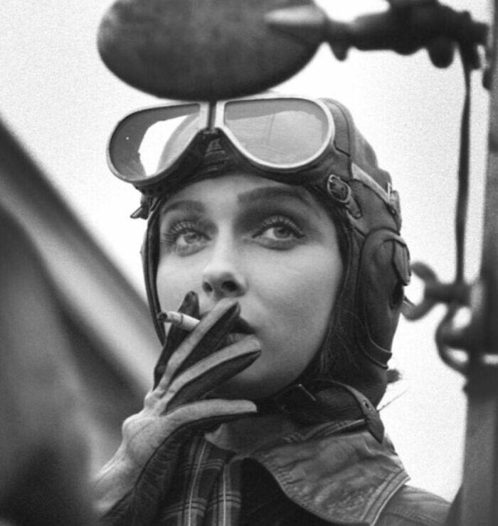 83年前的外国美女飞行员：当时年仅22岁，叼着香烟英姿飒爽！1943年7月，美国