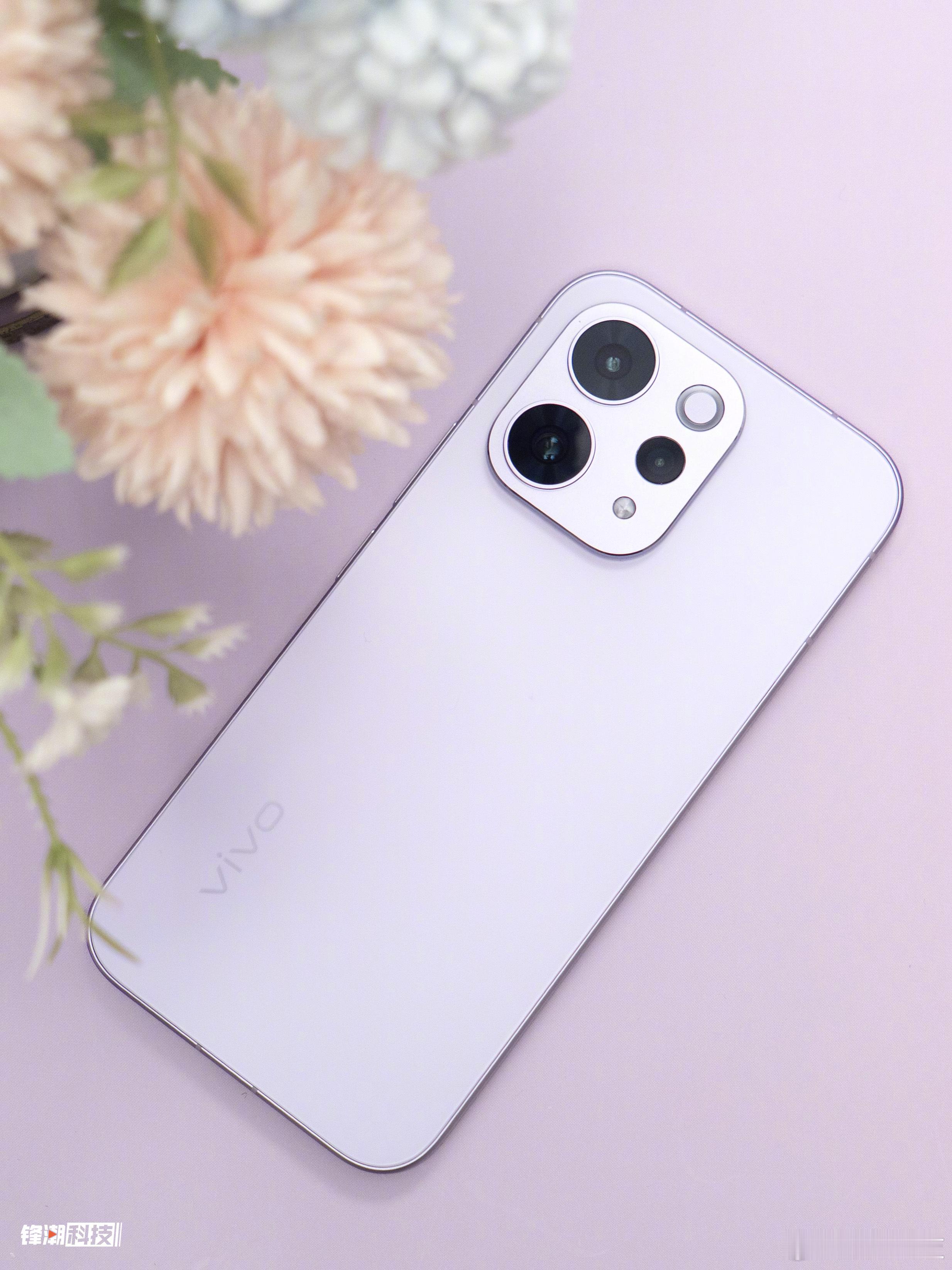 vivoS50真机实拍。全系航空铝金属中框+全新纱缎光刻工艺。