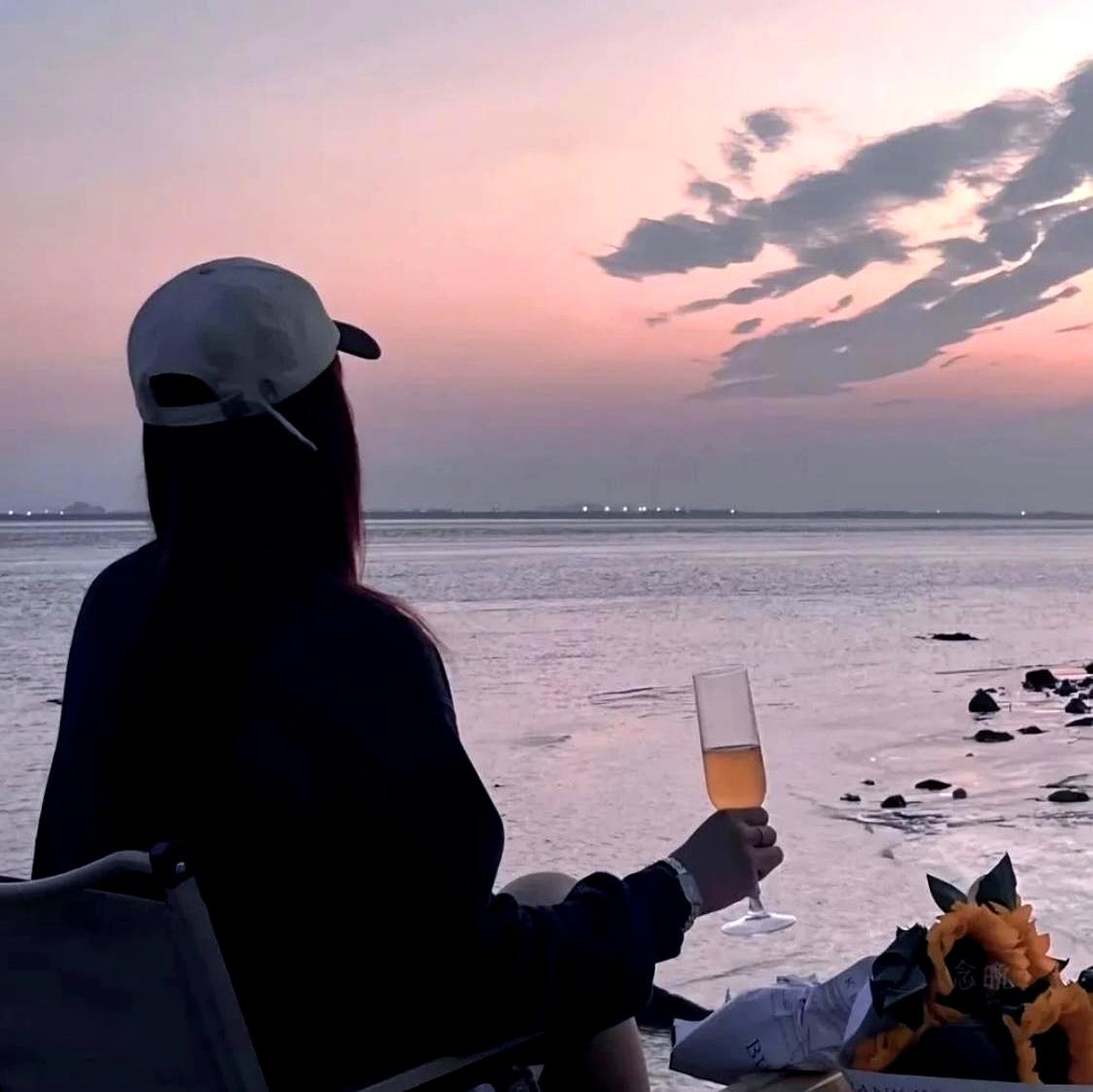 分手两年了，微信头像都灰了的前任突然打电话，开口就是借钱。我当时手机差点没拿稳