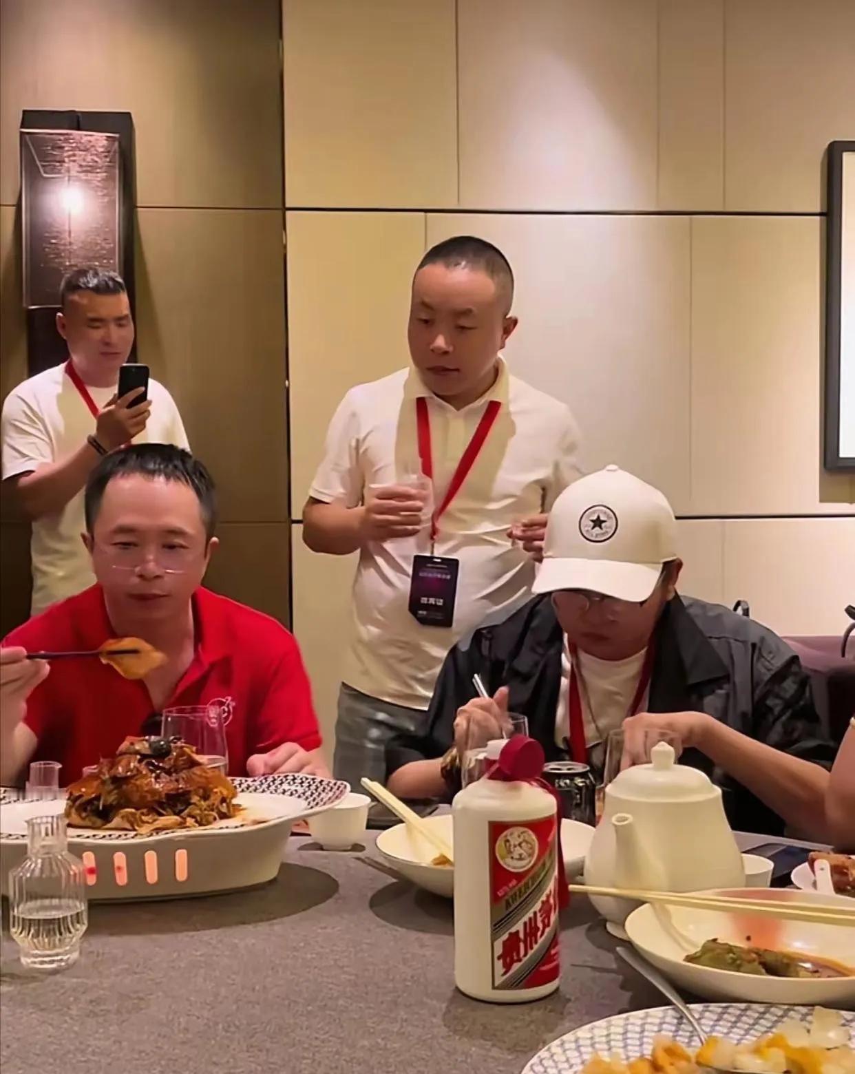 不是一个圈子的就不要硬挤进去。你以为你是在人情世故，真正的大佬根本看不上你这一