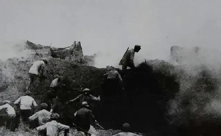 1942年春，八路军冀东军分区政治部主任刘诚光，带着三百余人护送五十多名干部前往