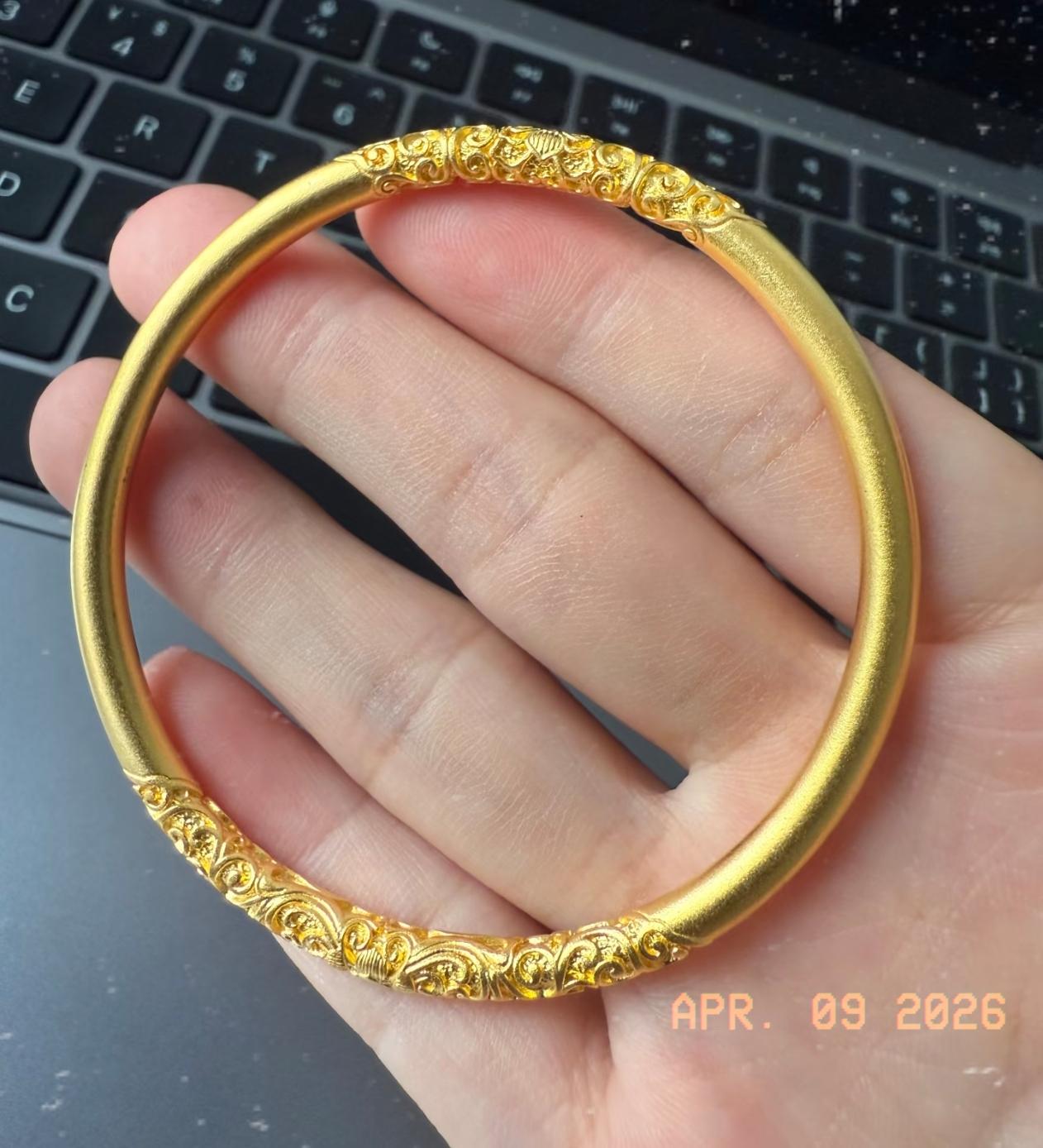 4月9号金价有点反常，一只60克的金镯子卖到84000块，咋看都觉得离谱。按银行