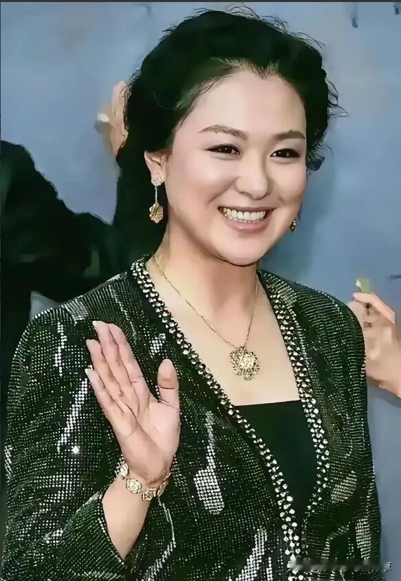 她是大家公认的集颜值和实力于一身的顶级美女，雪白的肌肤，气质典雅，落落大方，美丽
