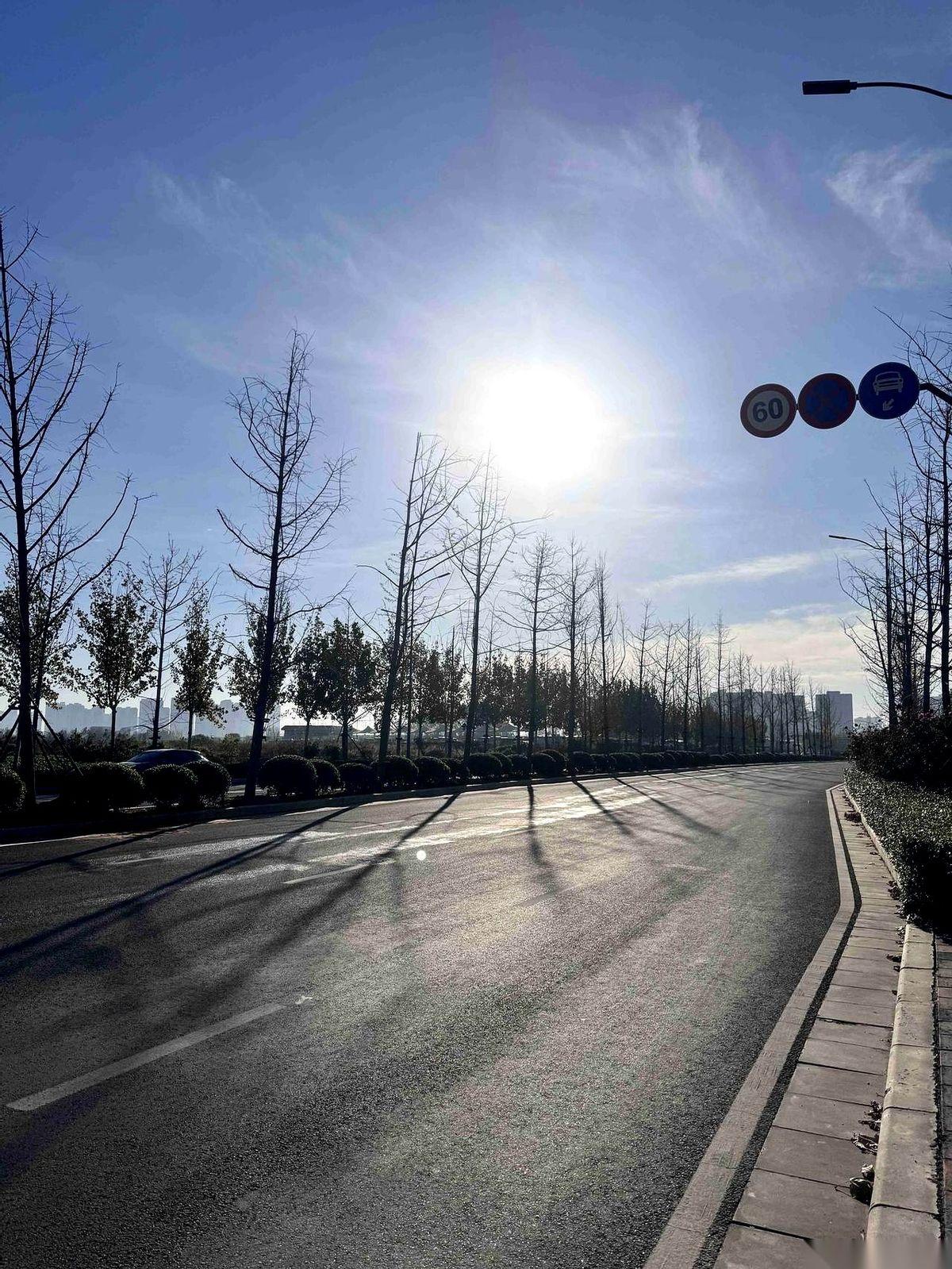 除了红白喜事，我跟我亲哥，好像已经不认识了。扎心不？上次家族聚餐，一桌子人，我