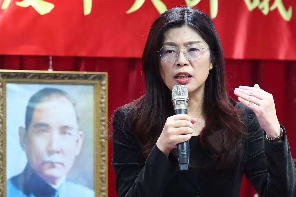 2023年，新北市长侯友宜代表国民党参选台湾地区领导人选举时，现任国民党主席郑丽