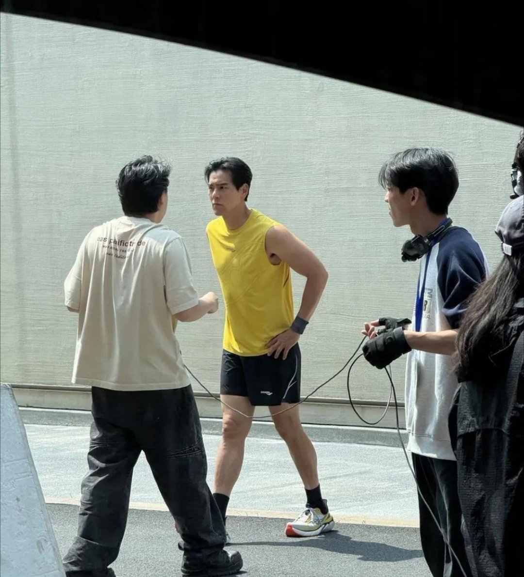 彭于晏上海街头被偶遇，无袖造型尽显好身材，荷尔蒙感扑面而来！​​​
