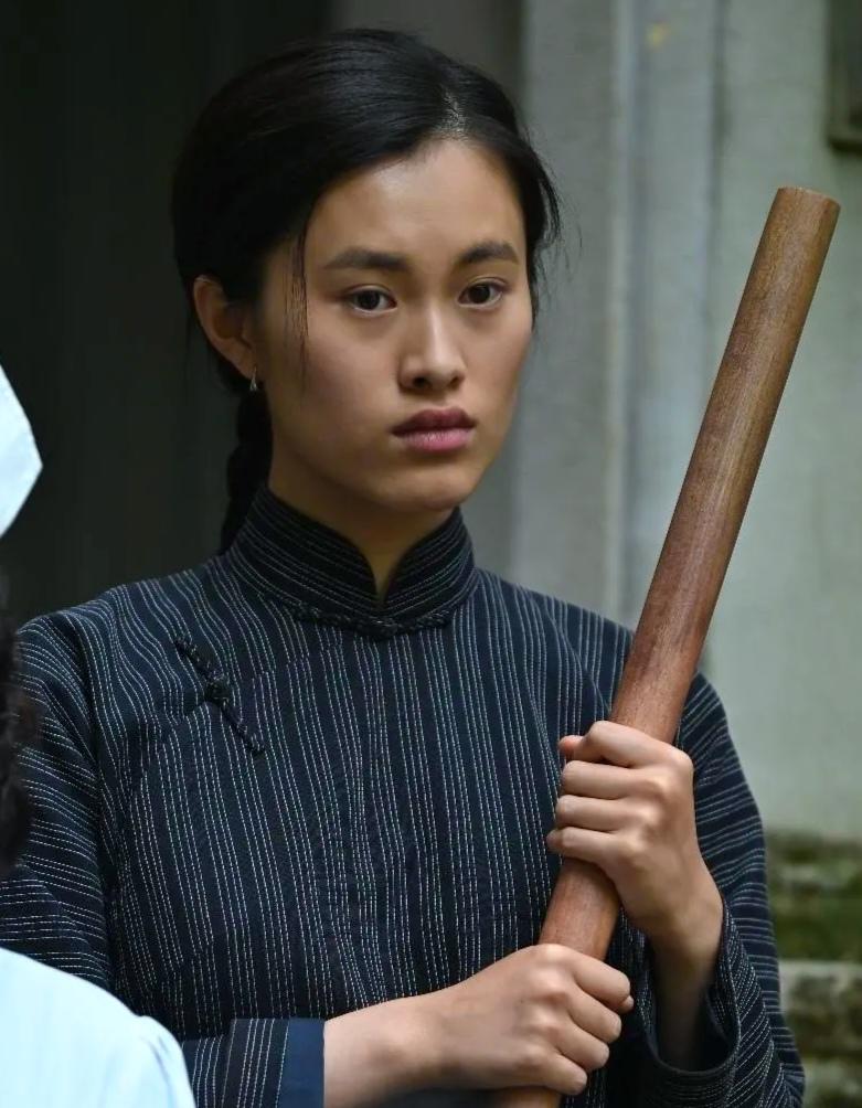 《沉默的荣耀》中，吴公馆的仆人阿兜，导演好几次把特写镜头给到她，这绝非偶然。因为