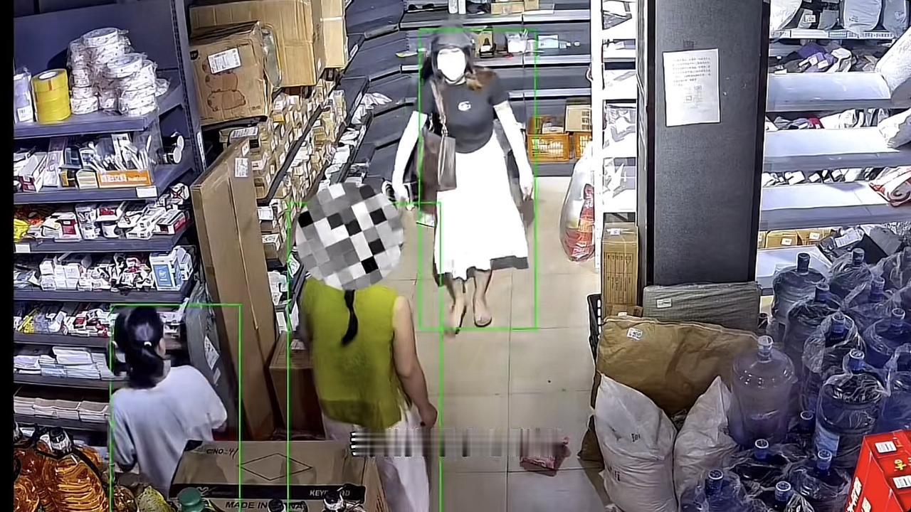 广东，一女子戴着头盔、口罩到驿站拿快递，女子进店后，随手就拿起货架上的快递丢地上