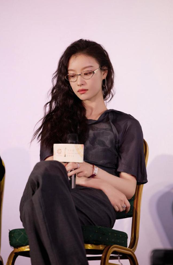 倪妮的气质一般人比不了！穿真丝上衣+西装裤，简约随性又高级！