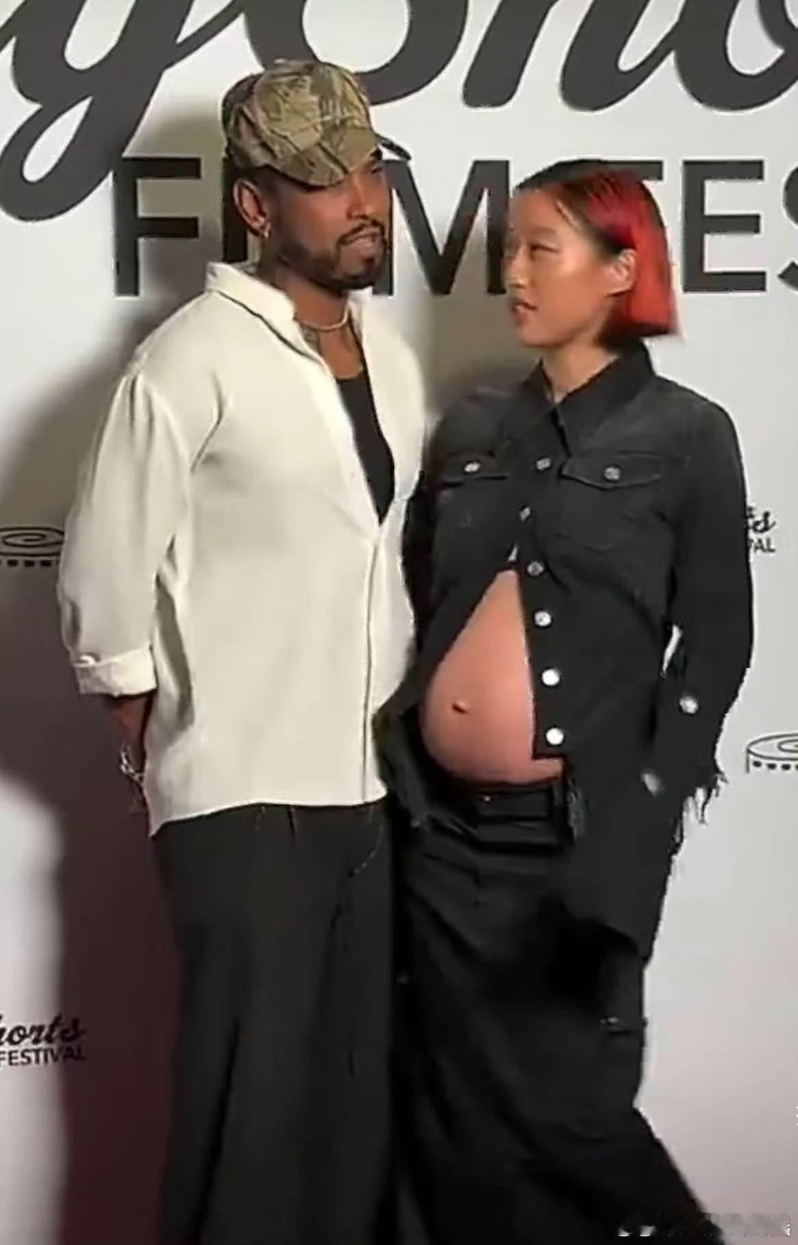 章凝怀二胎了前VogueChina主编章凝和伴侣一同现身红毯，画面里孕肚格外