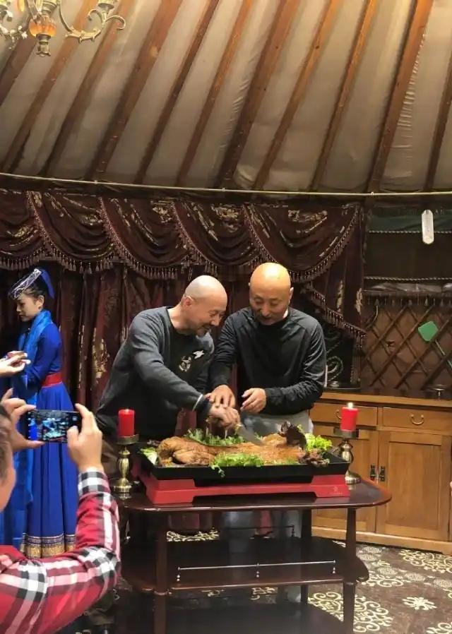 有一次，陈佩斯去内蒙商演，腾格尔给陈佩斯打电话说：“来我家喝酒，40斤烤全羊吃不