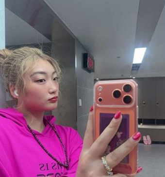 中国女篮球员李梦晒出了自己喜提全新的苹果17proMax的照片，她配文写道：“祝