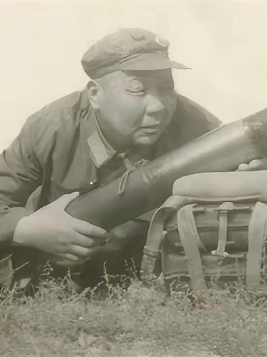 建国后某日，炮兵某部举行比武演习，八二迫击炮组连发数弹而未中靶。时任炮兵副司令员