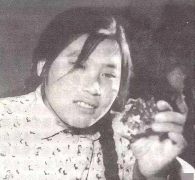1977年12月21日，临沂姑娘魏振芳在田间挖茅草，突然从茅草里滚出一块鸡蛋黄大