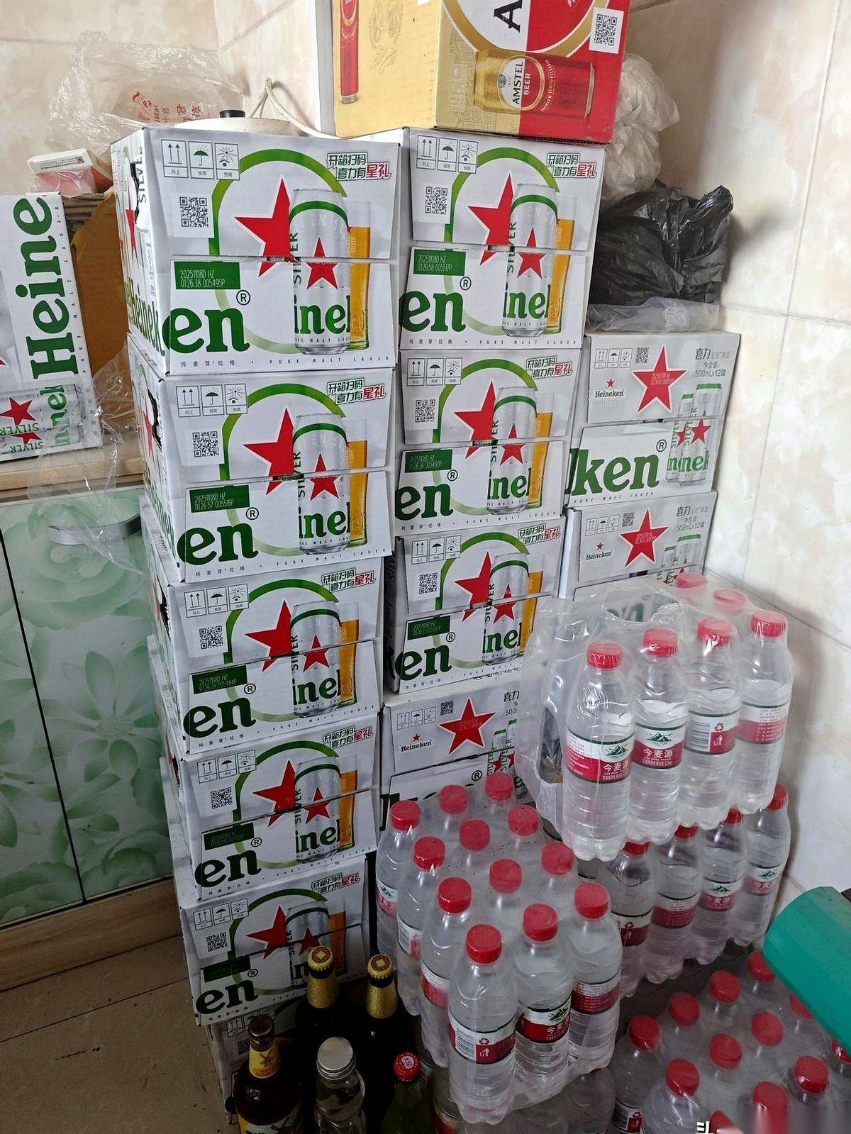 一进大姐家，墙角码着十几箱啤酒，柜子上那排白酒，晃得人眼晕。我随手拍了张照片，