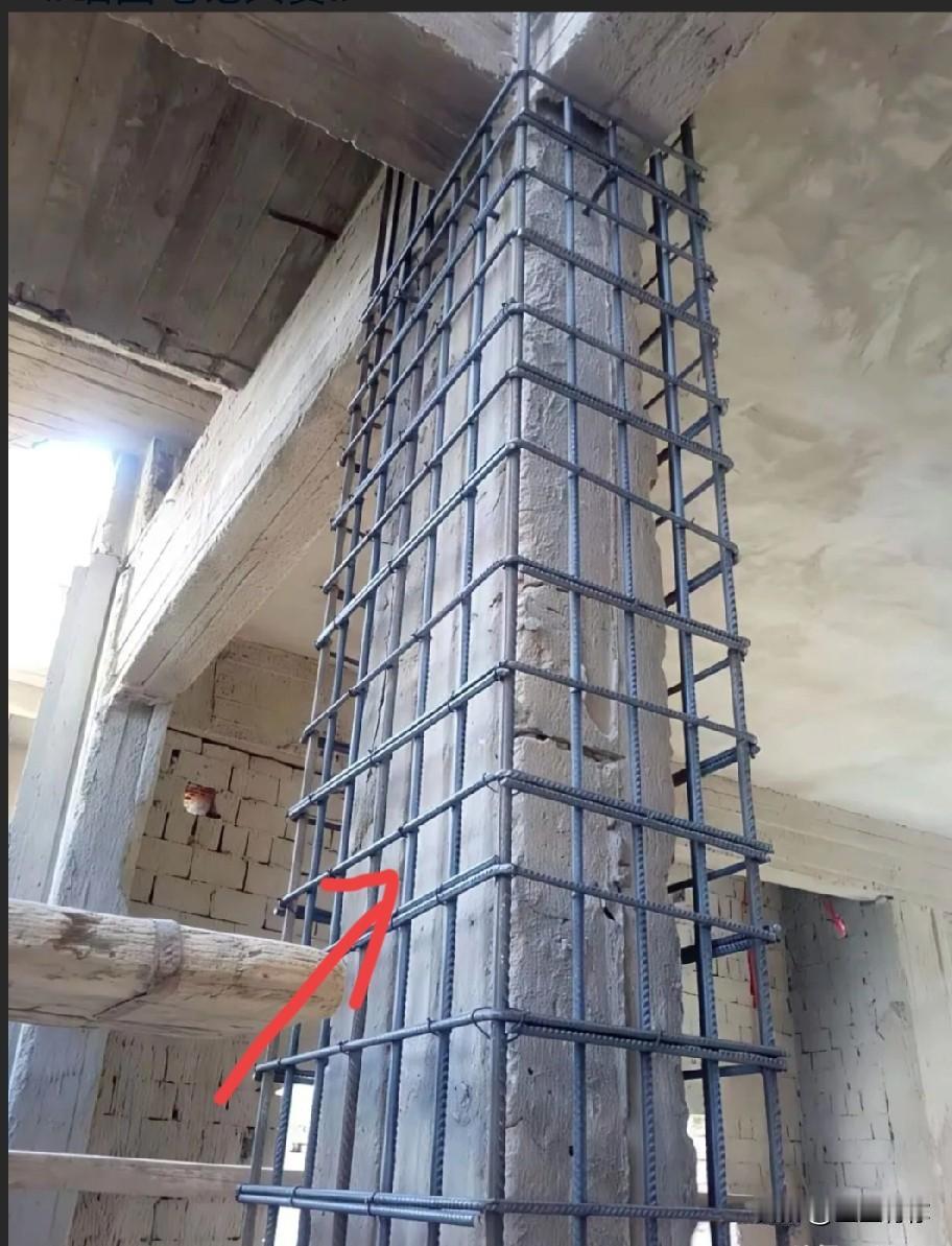 这是一个改造加固的工程，通过设计计算，这个柱子满足不了当前的承载力，需要加固！