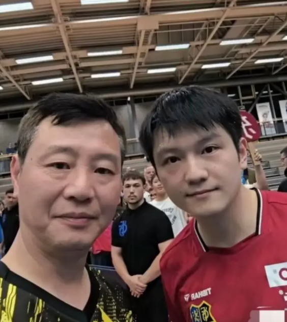 多特蒙德主教练与樊振东合影——原来多特蒙德教练也是八一队的昨天樊振东的德国杯首