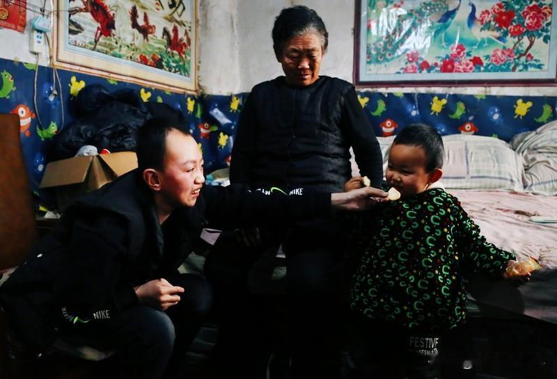 有退休金和生儿子，哪个重要还真不好说。退休金是晚年尊严的基石，有了它，生病能有好