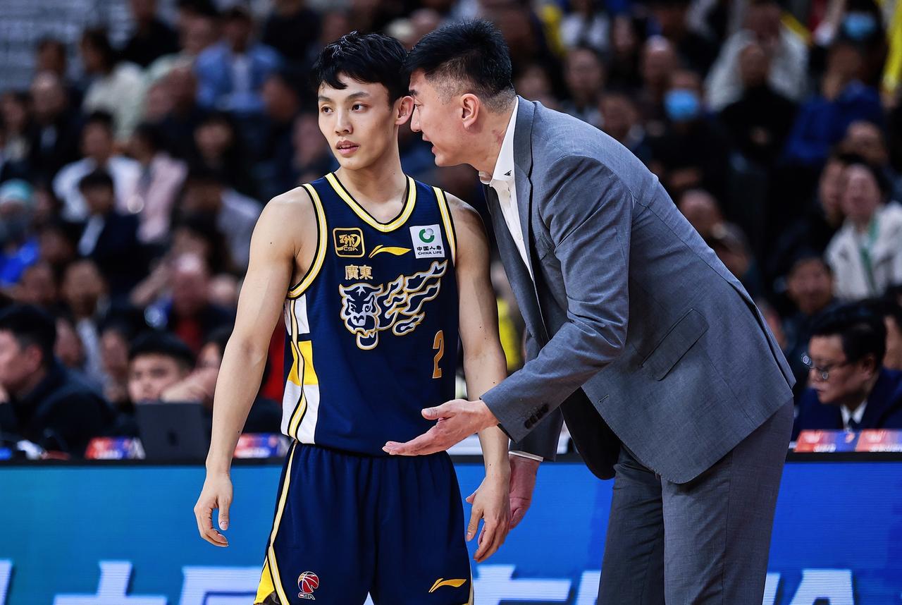 朱芳雨：杜指导，打个四川，张皓嘉几乎打满全场，他是广东真核？你被逆转出阴影啦？