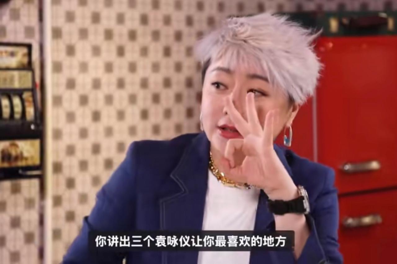 看过无数浪漫情话，唯独张智霖这一段，让人瞬间破防。主持人问张智霖：“你讲出三
