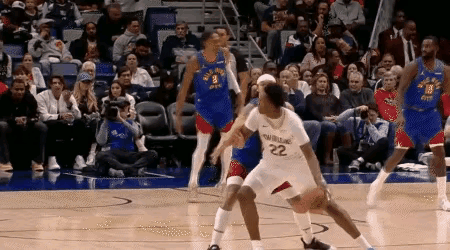 NBA还是能人多，这么舒展的空中接球，再180度转身上篮得分，隐约看到了科比的影