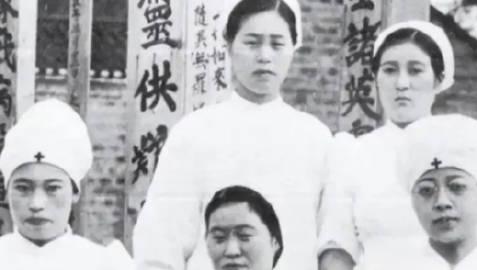 1946年的除夕夜，一群女护士在“吃药”的借口下，让伤员解放军们吃下了毒药，凌晨