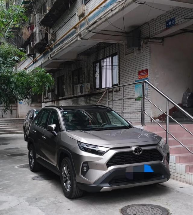 丰田RAV4荣放二手车——3万抄底四驱，6-8万选经典RAV4荣放和CR-V是日系紧凑SUV的“双雄